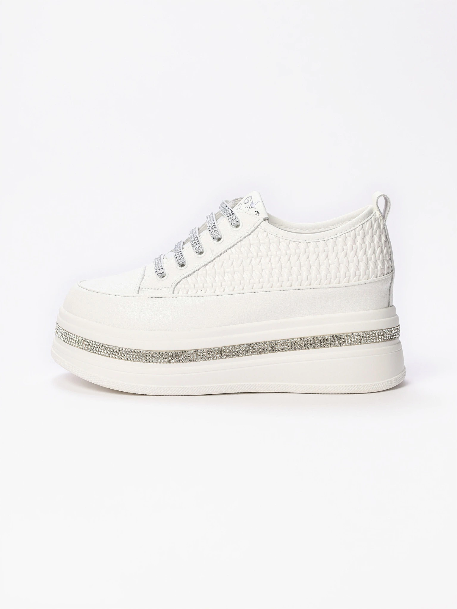 Кеды белого цвета со стразами на высокой платформе